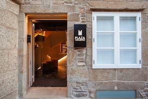Property entrance - Hotel Plaza Obradoiro by Bossh! Hotels (Santiago de Compostela)