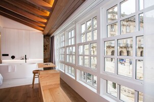 Habitación Deluxe doble, 1 cama de matrimonio grande, vistas a la ciudad | Zona de estar | Smart TV de 42 pulgadas con canales por satélite, una televisión