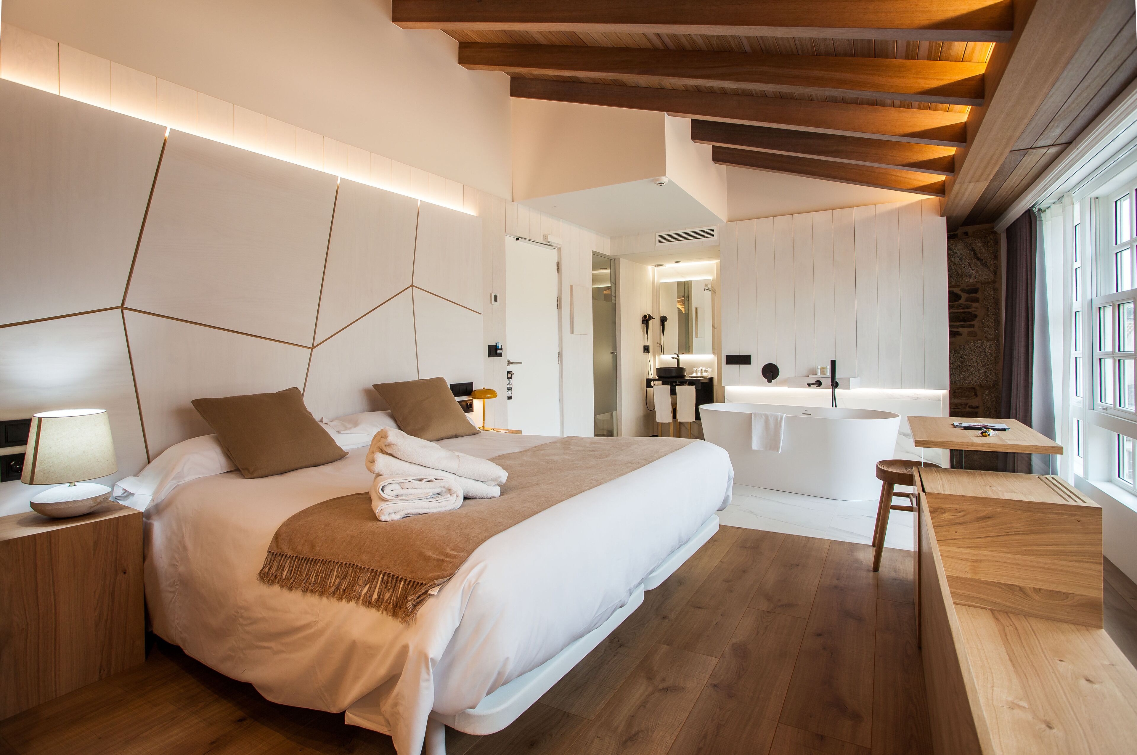 Dobbeltrom – deluxe, 1 kingsize-seng, byutsikt | Sengetøy av topp kvalitet, dundyner, memory foam-senger og minibar