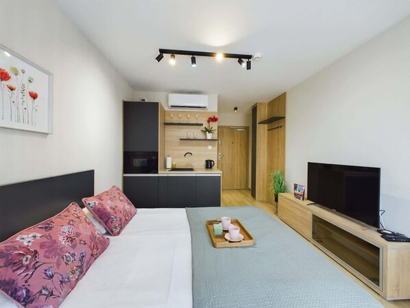 Escritorio, tabla de planchar con plancha, wifi y ropa de cama 