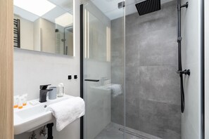 Shower, shampoo