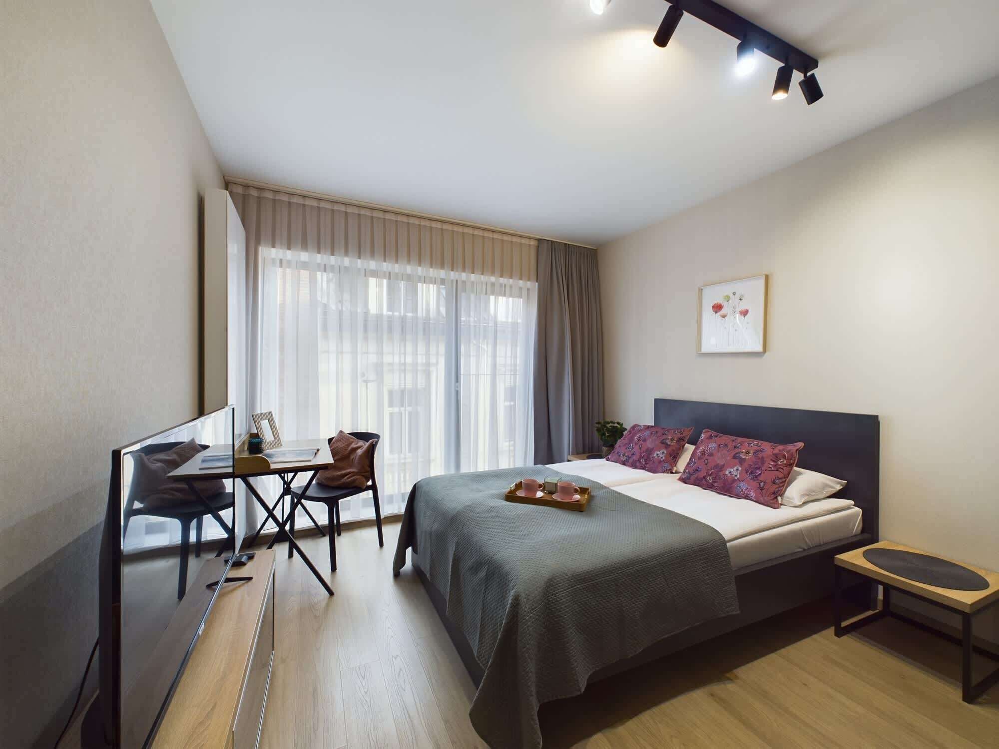 Desk, iron/ironing board, WiFi, bed sheets