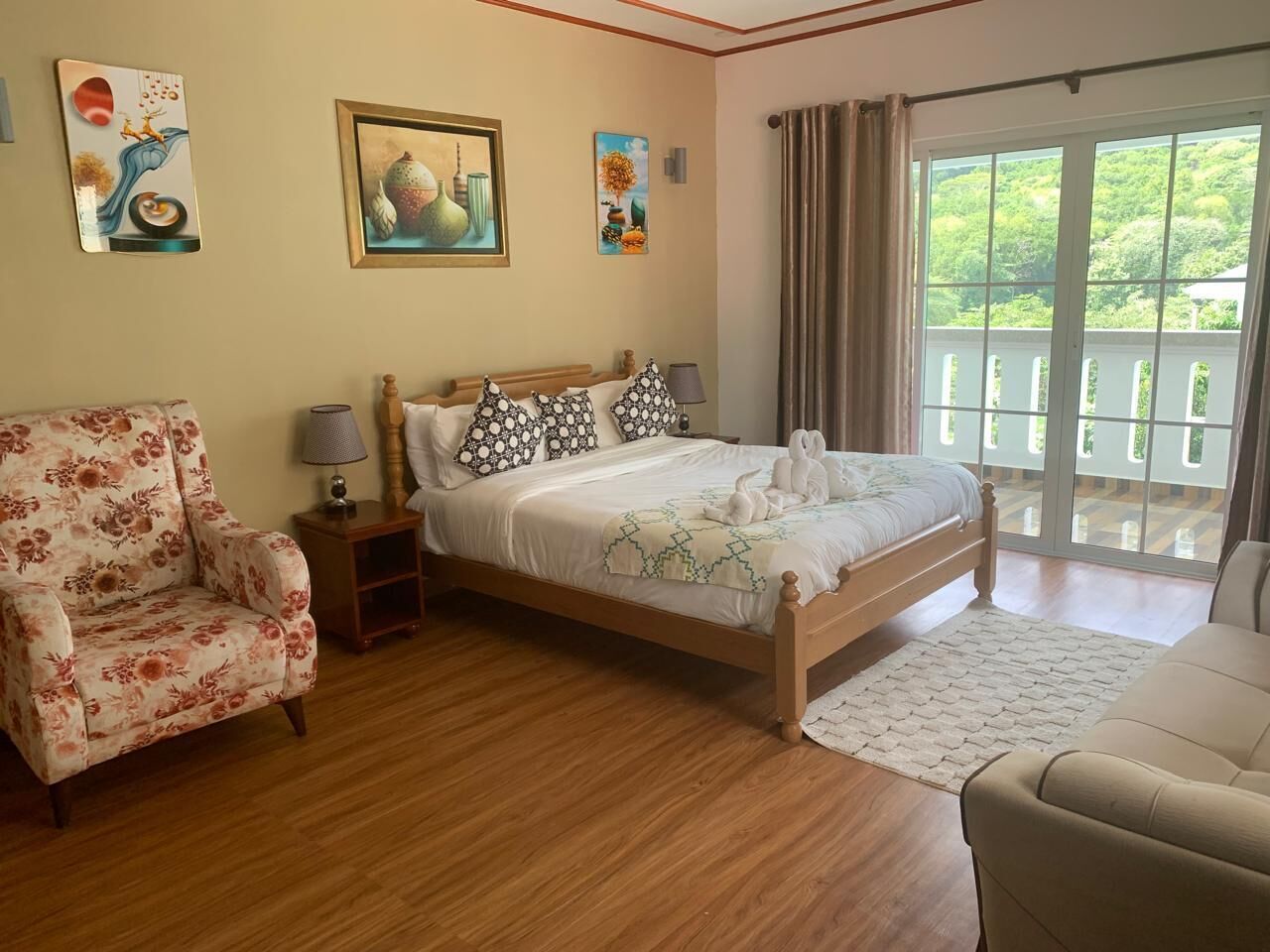 Ropa de cama de alta calidad, colchones con efecto memoria y minibar 