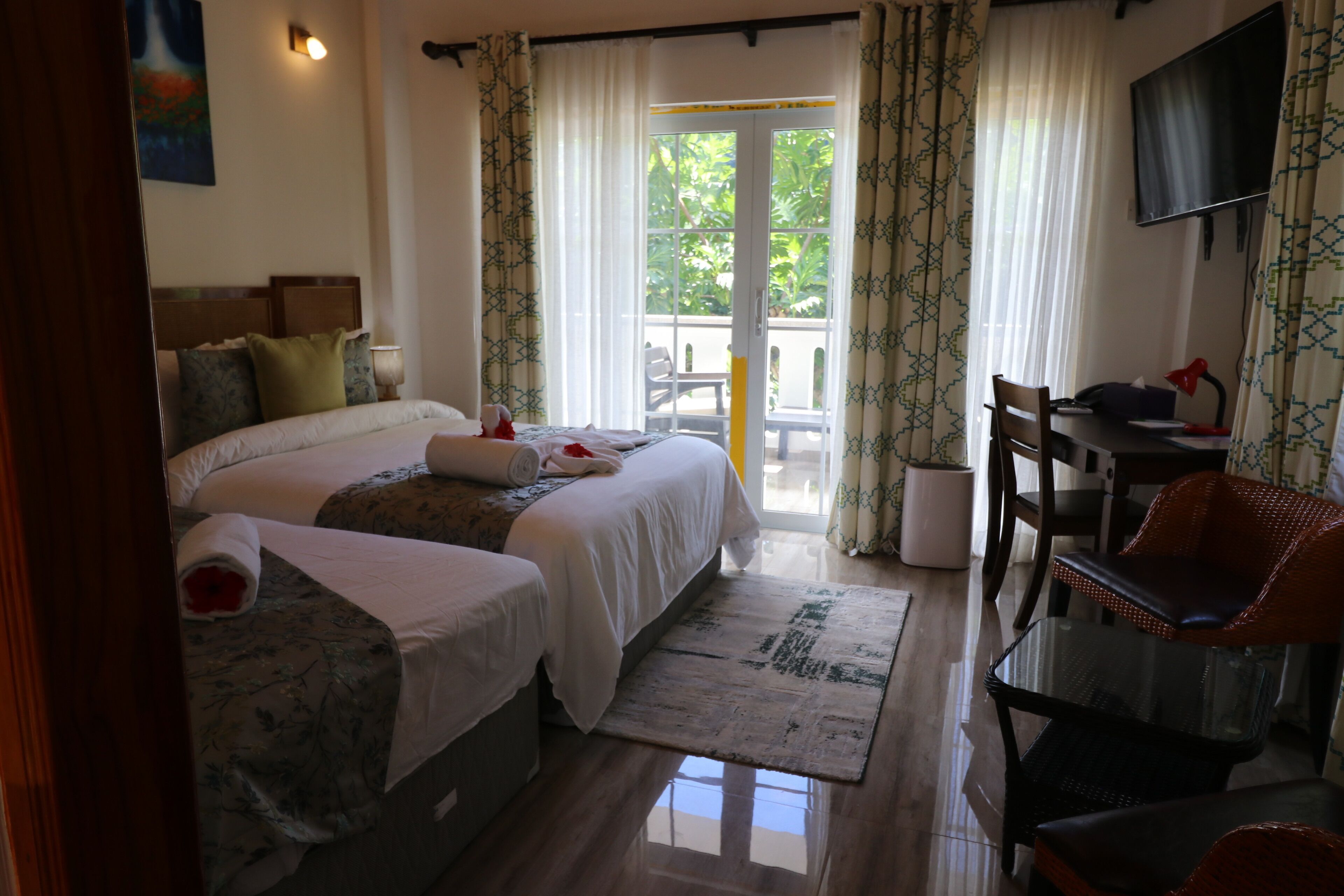 Hochwertige Bettwaren, Betten mit Memory-Foam-Matratzen, Minibar