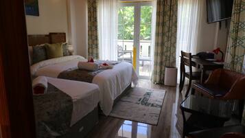 Hochwertige Bettwaren, Betten mit Memory-Foam-Matratzen, Minibar