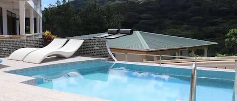 Piscine extérieure, chaises longues