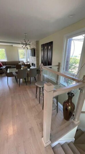 Fridge, microwave, oven, stovetop - Bronzeville-Lakefront property, near Sox, McCormick, Museums & Downtown Chicago. (Chicago)