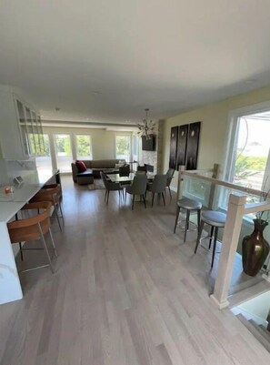 Dining - Bronzeville-Lakefront property, near Sox, McCormick, Museums & Downtown Chicago. (Chicago)