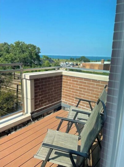 Lakefront property , minutes from McCormick Place and Downtown Chicago. 