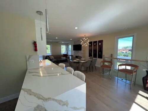 Bronzeville-Lakefront property, near Sox, McCormick, Museums & Downtown Chicago.