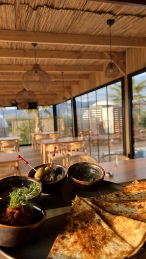 Breakfast, lunch served; local and international cuisine, pool views - Mandalin Glamping (Selçuk)