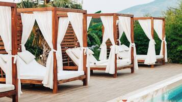 5 piscines extérieures, cabanons gratuits, parasols de plage