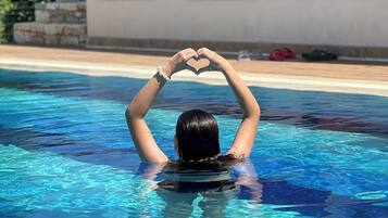 5 outdoor pools, free cabanas, pool umbrellas
