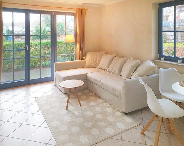 TV, stereo - Apartment for 2P + K in a quiet location, parking, WLAN, terrace, beach chair (Prerow)