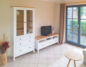 TV, stereo - Apartment for 2P + K in a quiet location, parking, WLAN, terrace, beach chair (Prerow)