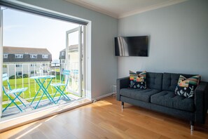 Smart TV, books - Serenity - Sea View Duplex - close to the gorgeous scenic town (Broadstairs)