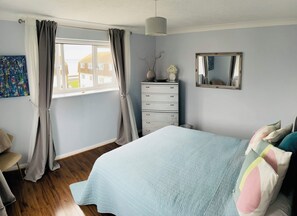 2 slaapkamers, een strijkplank/strijkijzer, reisbedje, wifi