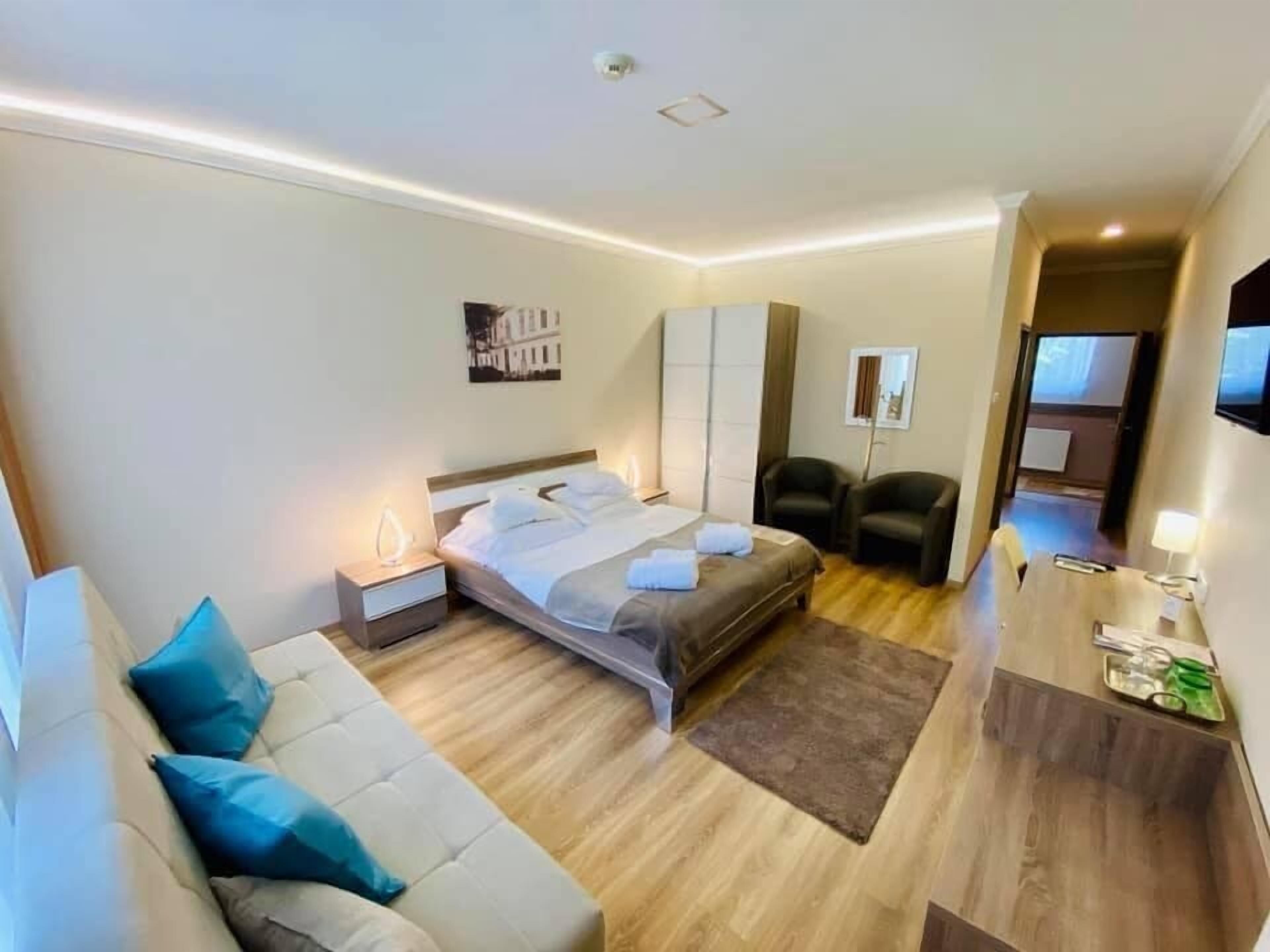 Minibar, värdeförvaringsskåp på rummet och skrivbord