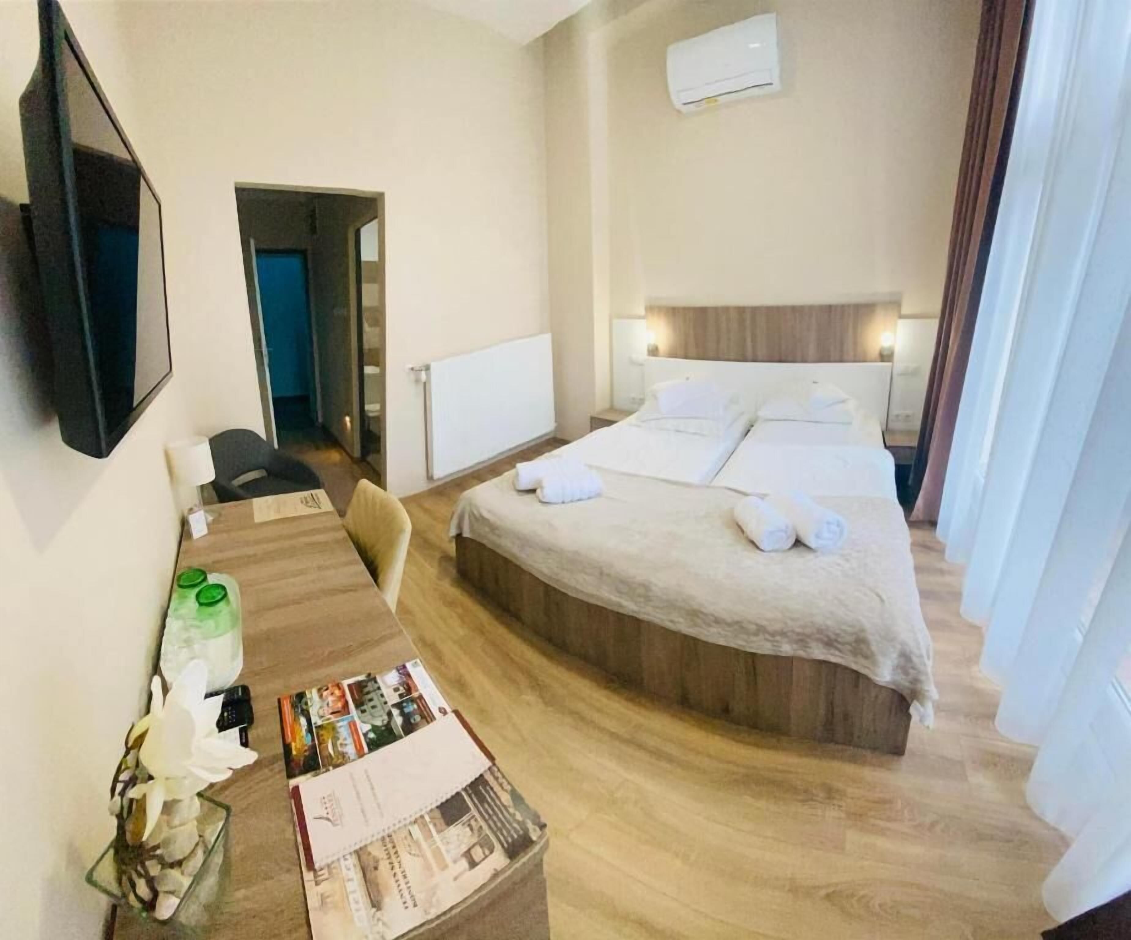 Minibar, värdeförvaringsskåp på rummet och skrivbord
