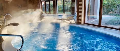 2 piscine coperte, piscina stagionale all'aperto, ombrelloni da piscina