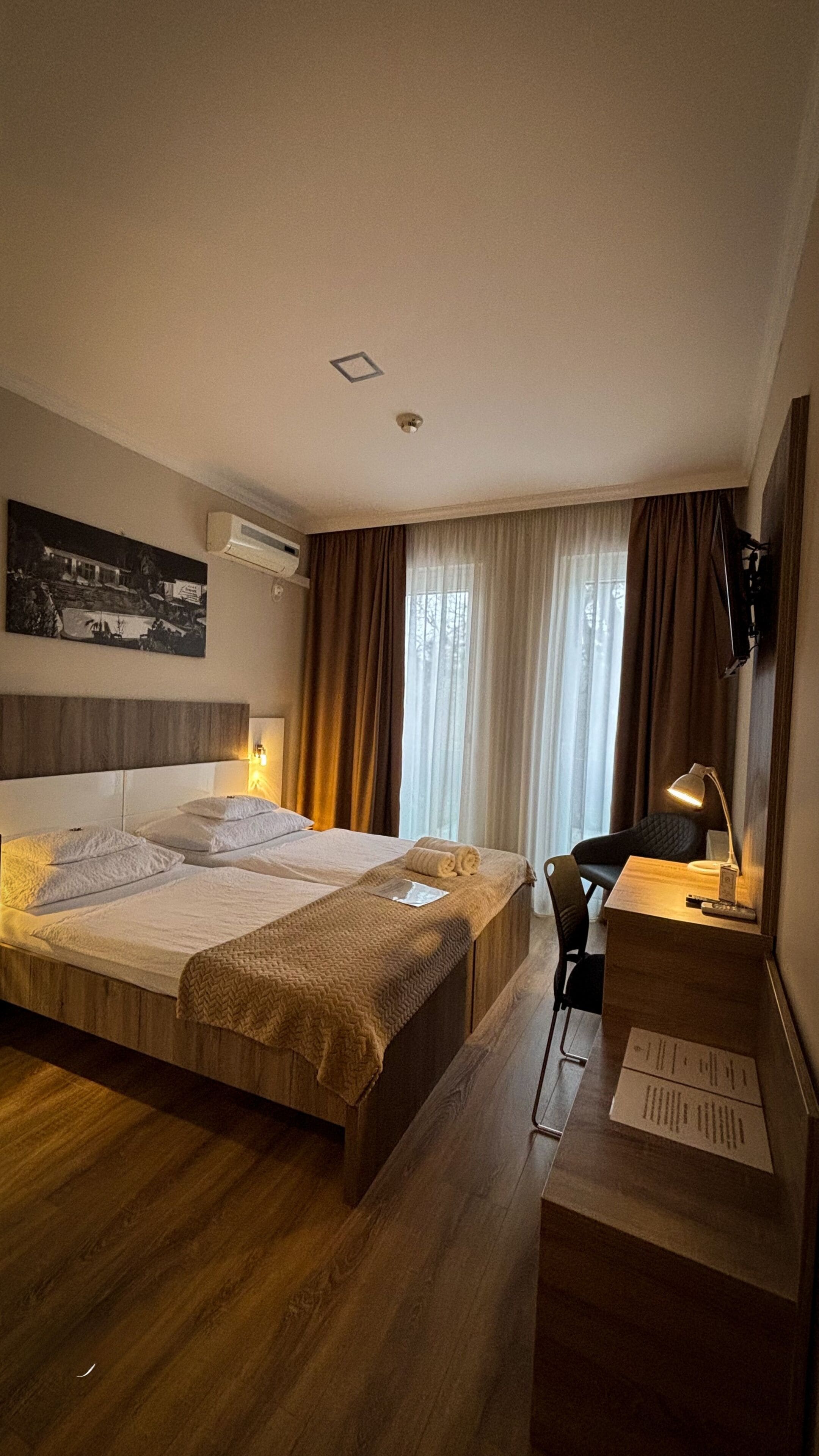 Standard room | Minibar, in-room safe, desk, iron/ironing board