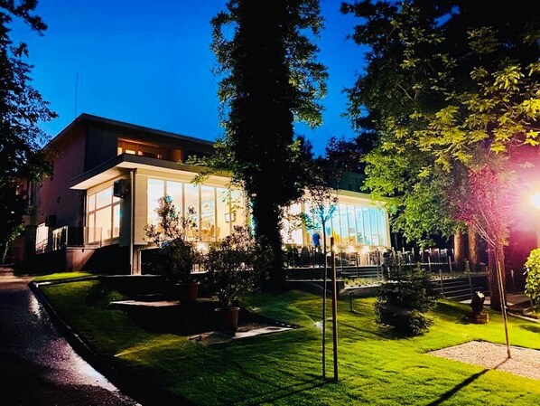 Front of property - Fenyves Konferencia és Wellness Hotel (Baktalórántháza)