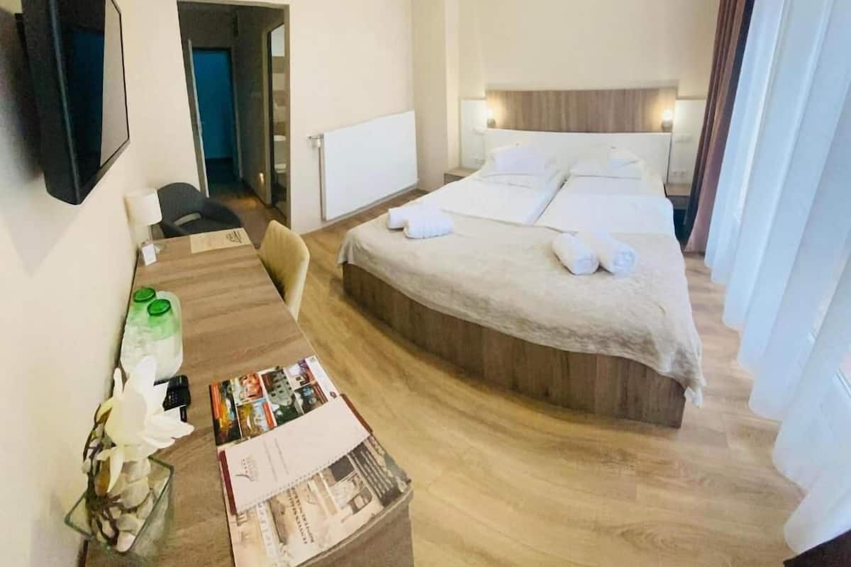 Premium Superior ground floor | Minibar, in-room safe, desk, iron/ironing board