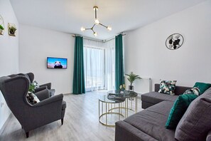 Appartamento Premium | Area soggiorno | Smart TV 140 cm con canali via cavo, TV