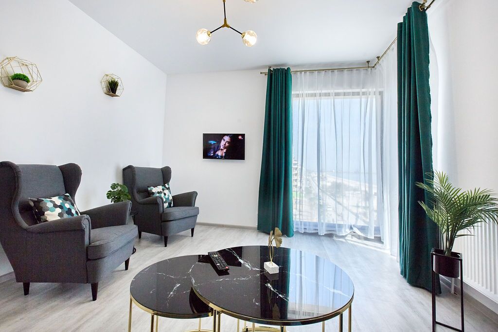 Premium-Apartment | Wohnbereich | 140-cm-Smart-TV mit Kabelempfang, Fernseher