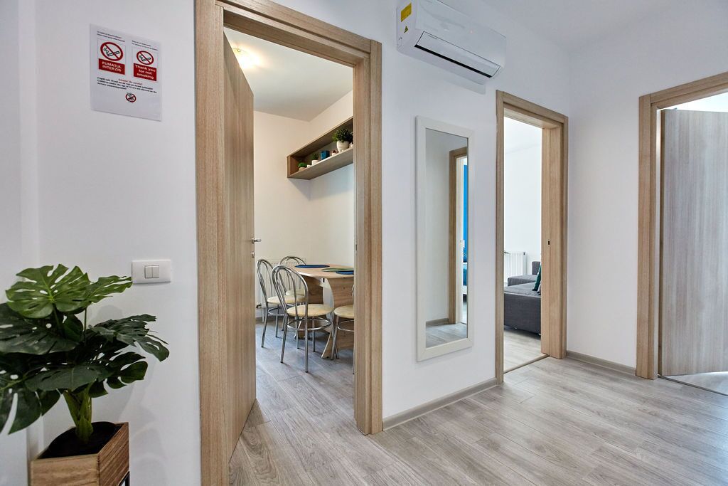 Departamento Premium | Área de sala de estar | Smart TV de 140 cm con canales por cable y televisión 