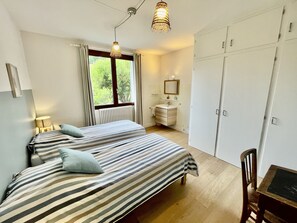 6 bedrooms, iron/ironing board, WiFi, bed sheets