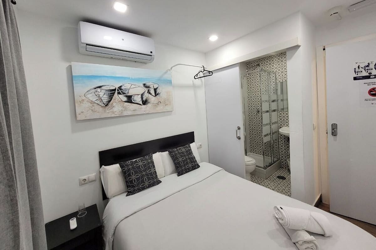 Habitació doble superior, 1 llit doble, no fumadors | Cobrellits i wifi gratuïta