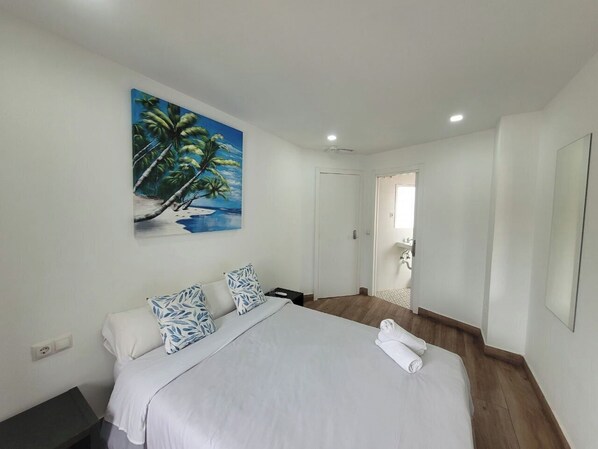 コンフォート ダブルルーム ダブルベッド 1 台 禁煙 | 羽毛の掛け布団、WiFi (無料)