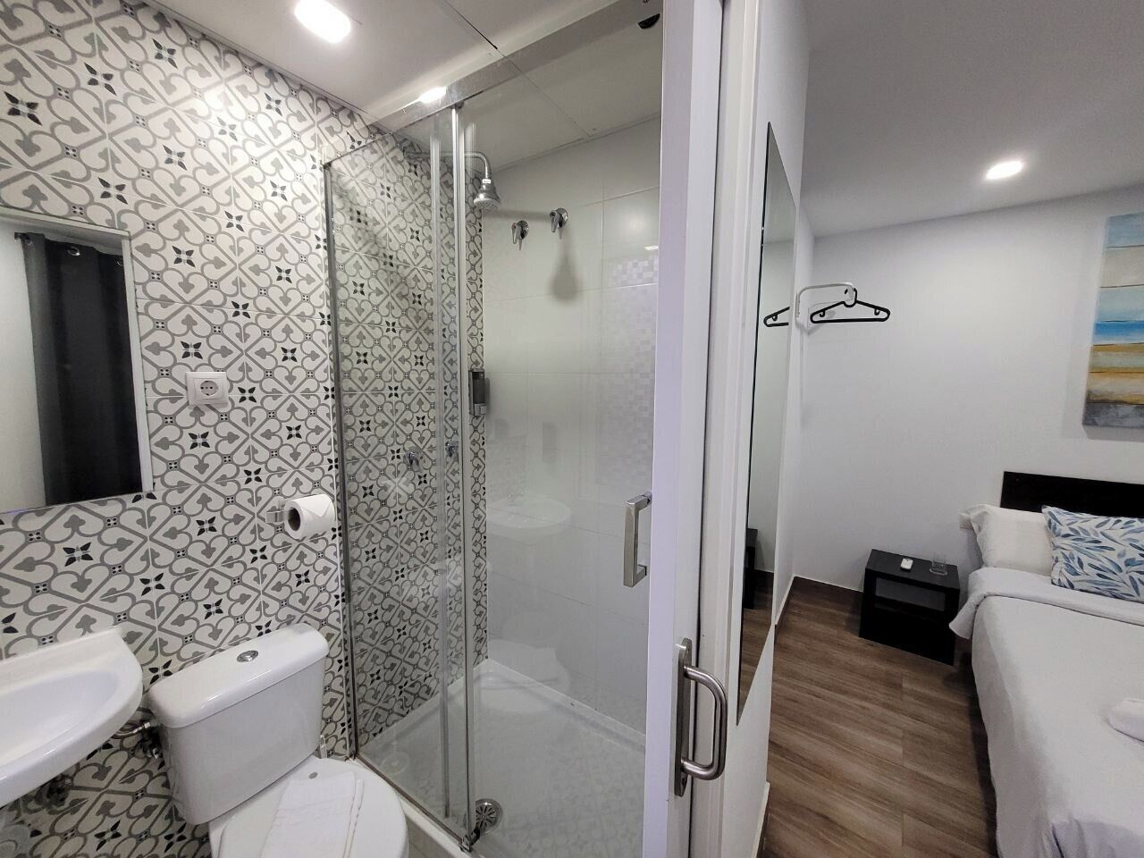 Habitación Confort doble, 1 cama doble, no fumadores | Baño | Ducha, toallas, jabón y papel higiénico