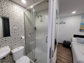 Comfort Double Room, 1 Double Bed, Non Smoking | Bathroom | Shower, towels, soap, toilet paper - AYZ Elcano - Auto check-in property (Málaga)