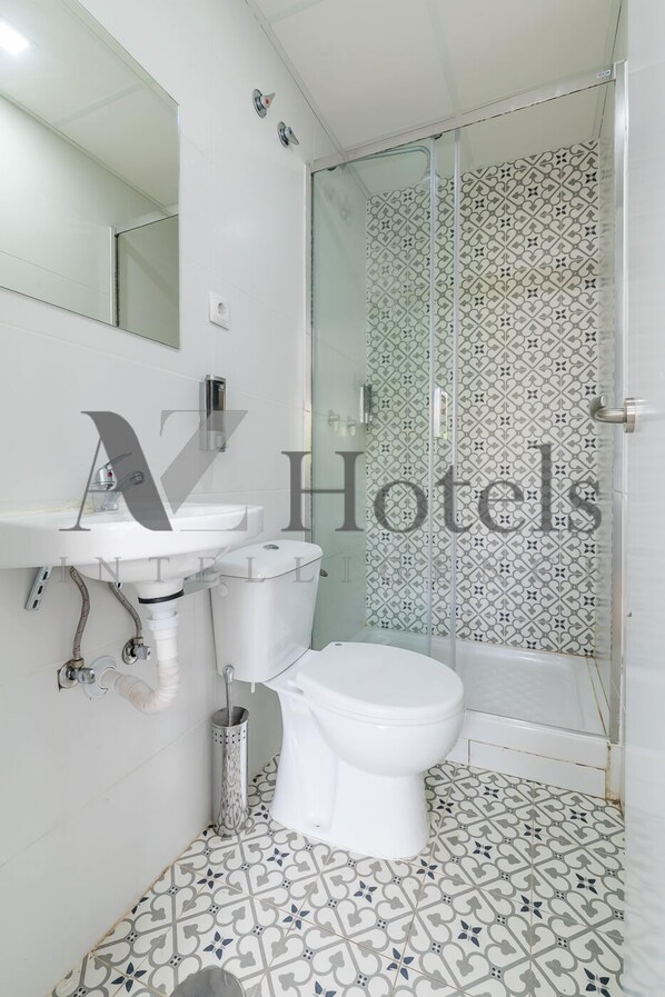 Habitación Confort doble, 1 cama doble, no fumadores | Baño | Ducha, toallas, jabón y papel higiénico