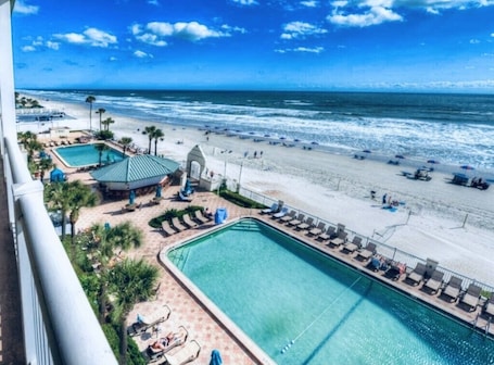 Pool. Beach Break ~ Hide Away ~ Studio Condo near The Beach