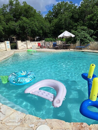 Large Mediterranean pool, river, basketball, sleeps 26, 8 bedrooms