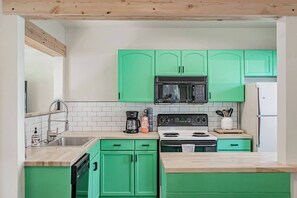 Fridge, oven, stovetop, coffee/tea maker