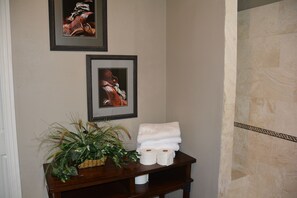 Spa - Large River Home with private pool, basketball court, private, pool table (McQueeney)
