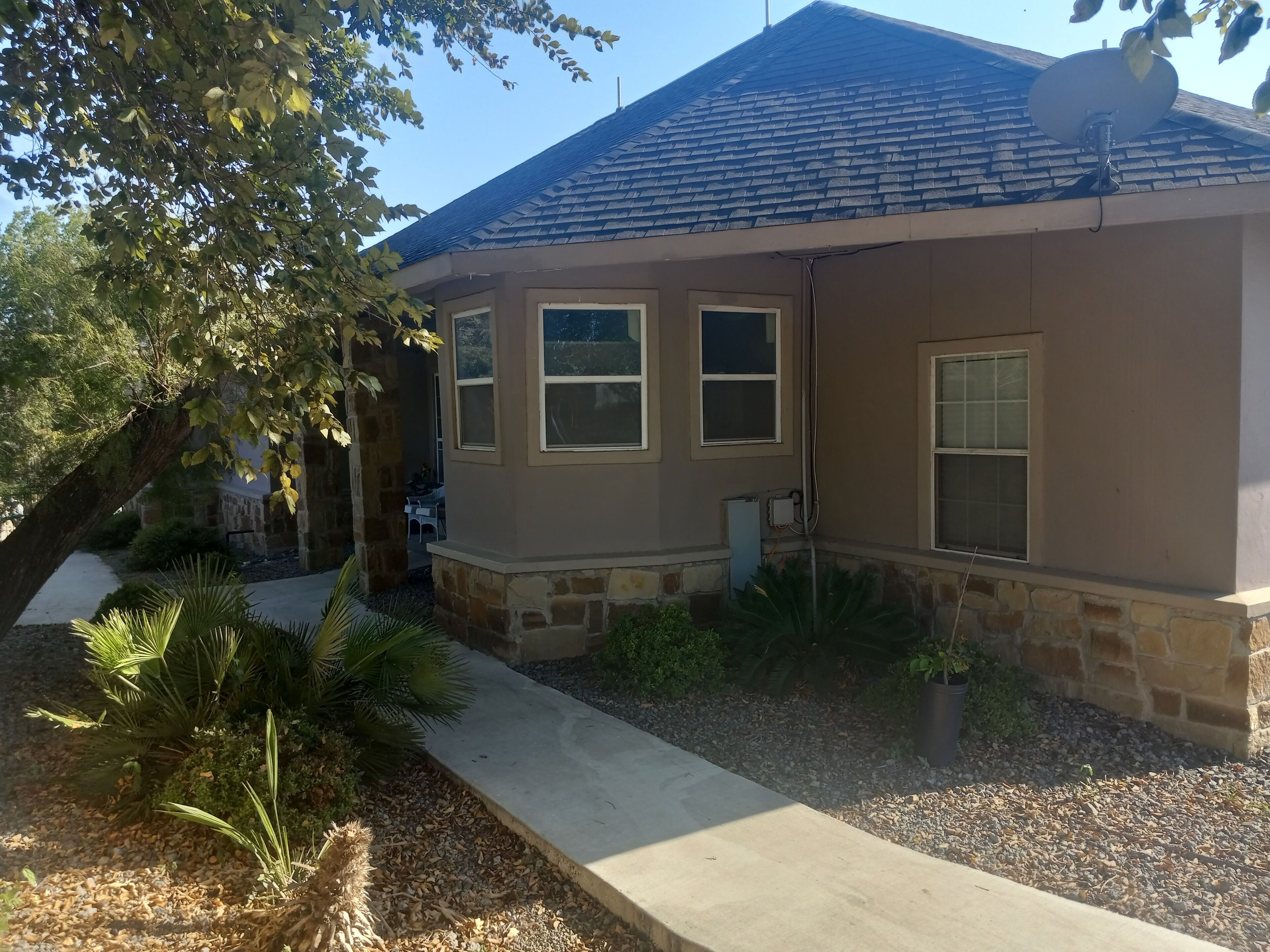 Large River Home with private pool, basketball court, private, pool table