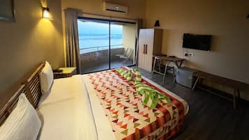 Premium bedding, minibar, desk, bed sheets