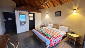 Premium Double Room | أغطية فراش متميزة وميني بار ومكتب وملاءات أسرّة
