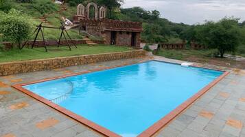 Una piscina al aire libre