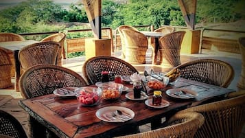 Daily buffet breakfast (INR 1000 per person)