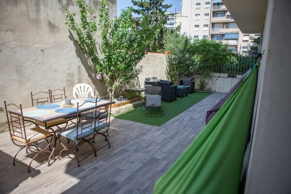 Outdoor dining - Apartment at the foot of Notre Dame de Garde (Marseille)