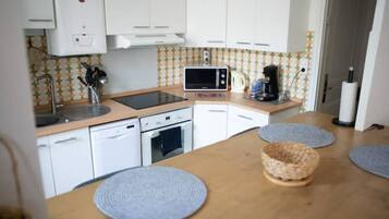 Een koelkast, een microgolfoven, een oven, een kookplaat