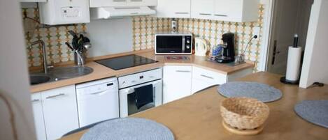 Réfrigérateur, micro-ondes, four, plaque de cuisson