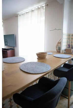 Dining - Apartment at the foot of Notre Dame de Garde (Marseille)