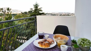 Outdoor dining - Villa in Palermo with swimming pool and whirlpool (Palermo)